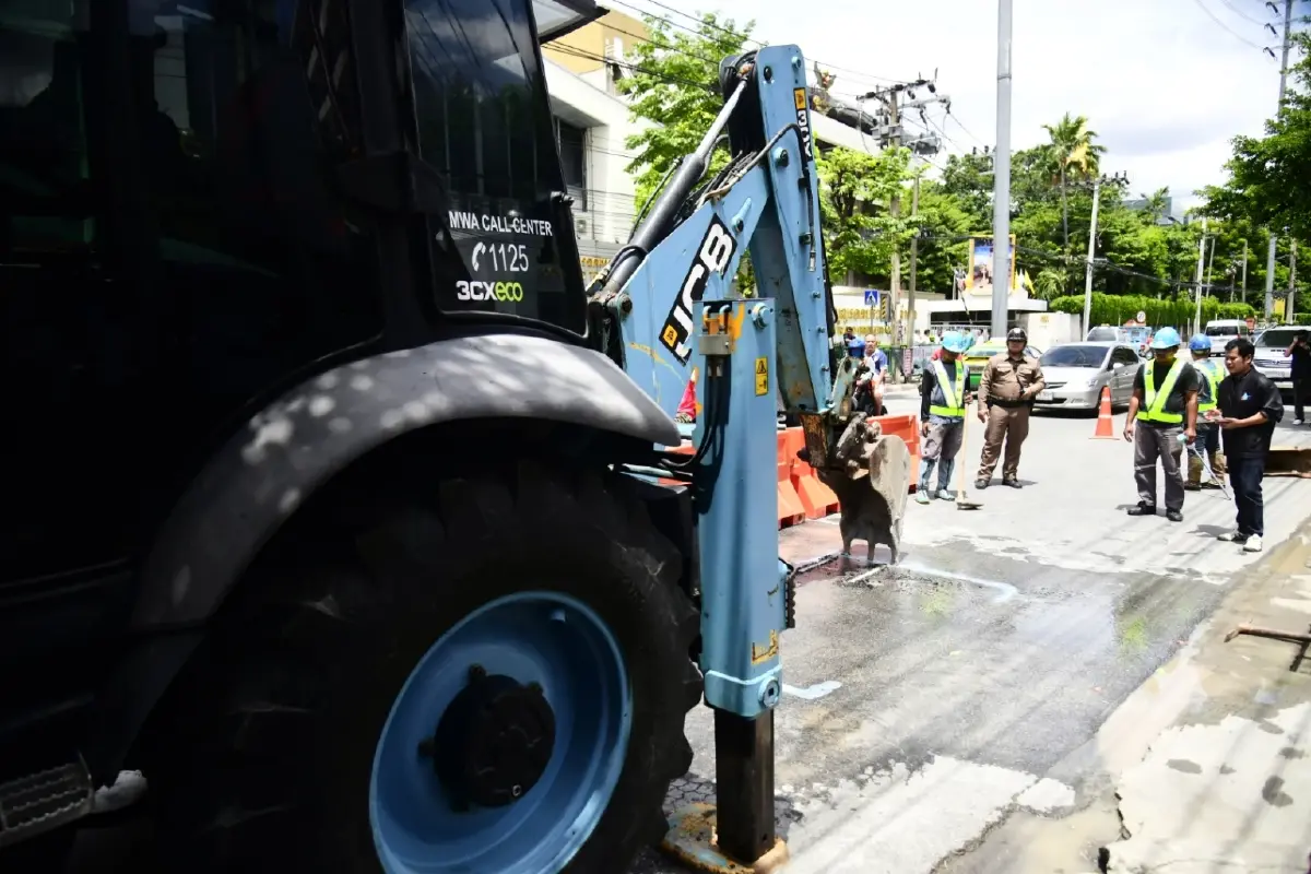 ไม่เกี่ยวหลุมยุบ! รองผู้ว่าฯ กทม. ชี้แจงเหตุน้ำรั่วซึมถนนสามเสน