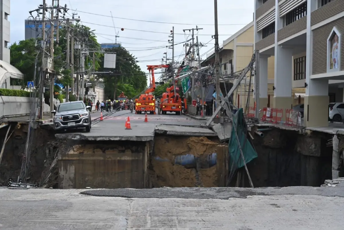 'ชัชชาติ' สั่งมาตรการด่วน 7 ข้อ คุมสถานการณ์ ถ.สามเสน ทรุดตัว