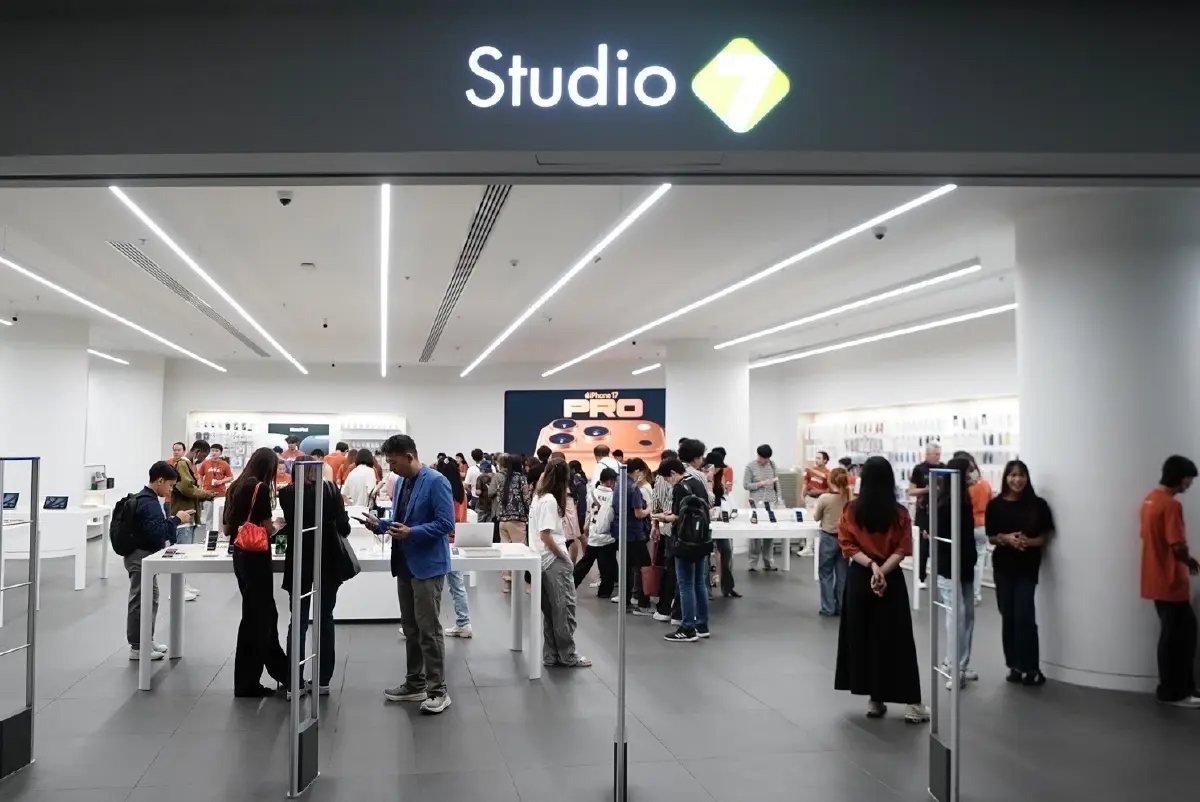 COM7 เปิดตัวขาย iPhone 17   ยอดจองทุบสถิติสูงสุด รุ่นนิยม Max Cosmic Orange