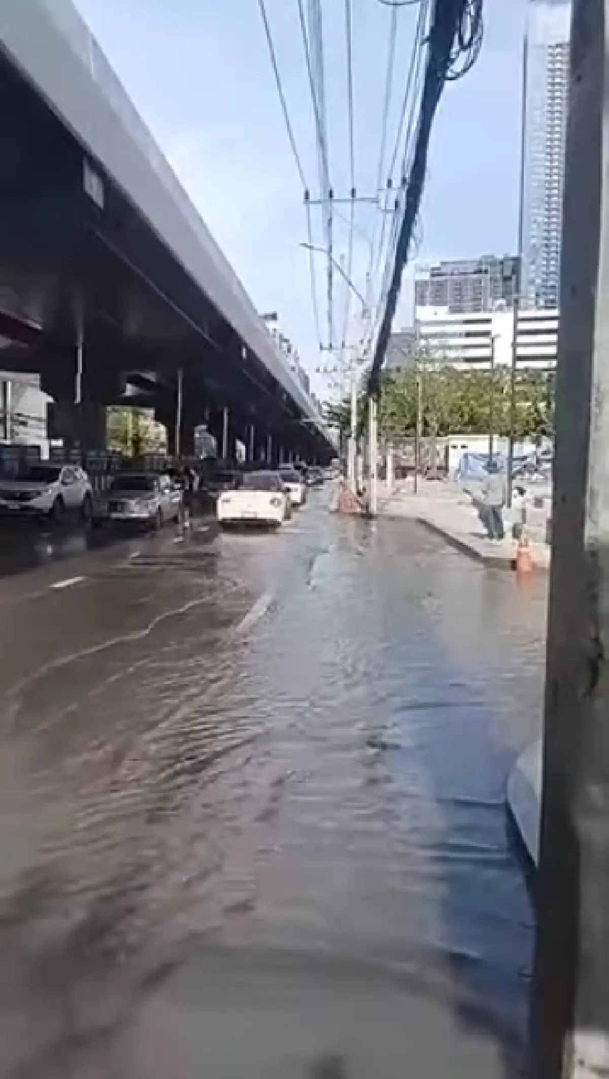 รถติด เลี่ยงเส้นทางด่วน น้ำท่วมถนนพระราม 9 มีท่อน้ำแตกท่วมผิวถนน