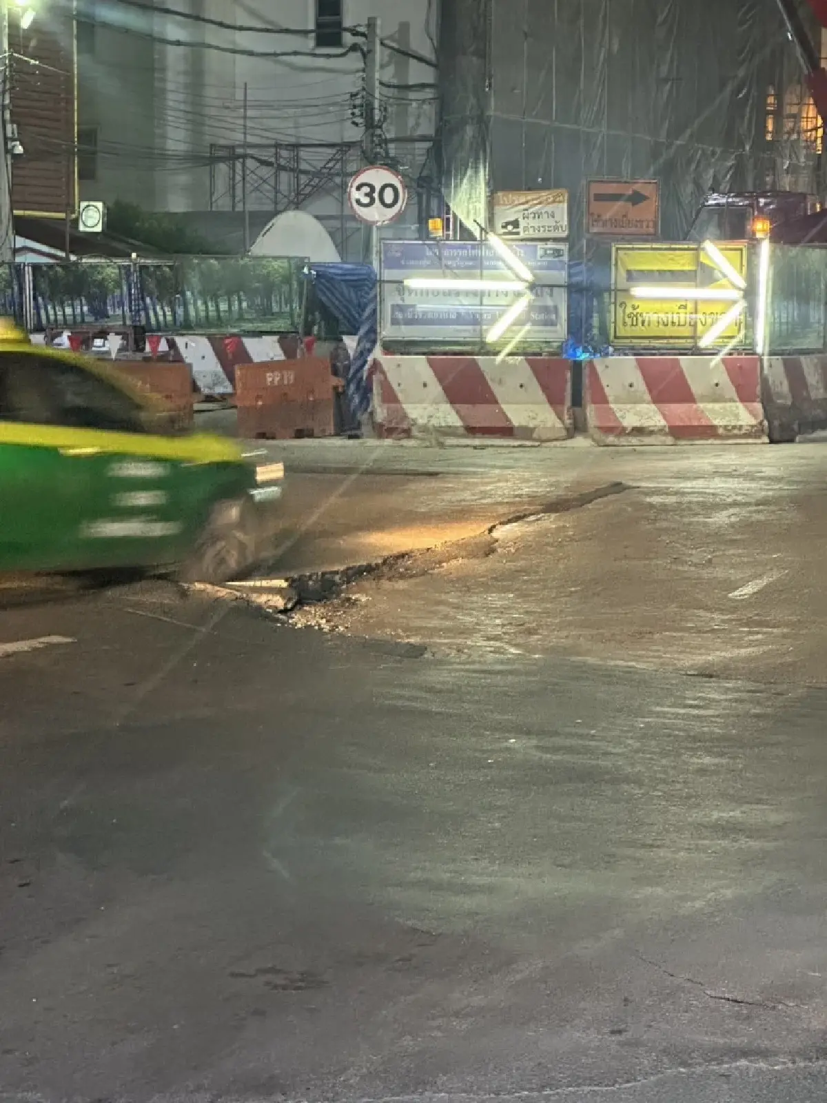 เลี่ยงถนนสามเสน ถนนทรุด ท่อน้ำแตก มีน้ำท่วม ปิดถนน รพ.วชิรพยาบาล