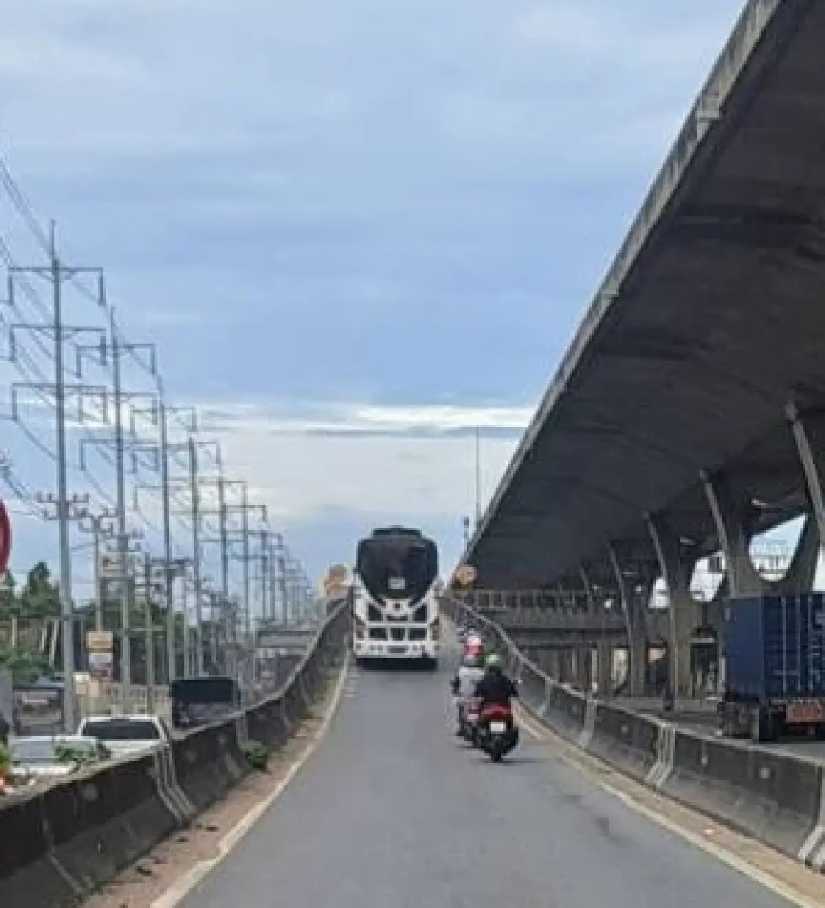 งานเข้าวันศุกร์ รถติดมาก รถบัสจอดเสีย กม.21 ถนนเทพรัตน บางนา-ตราด
