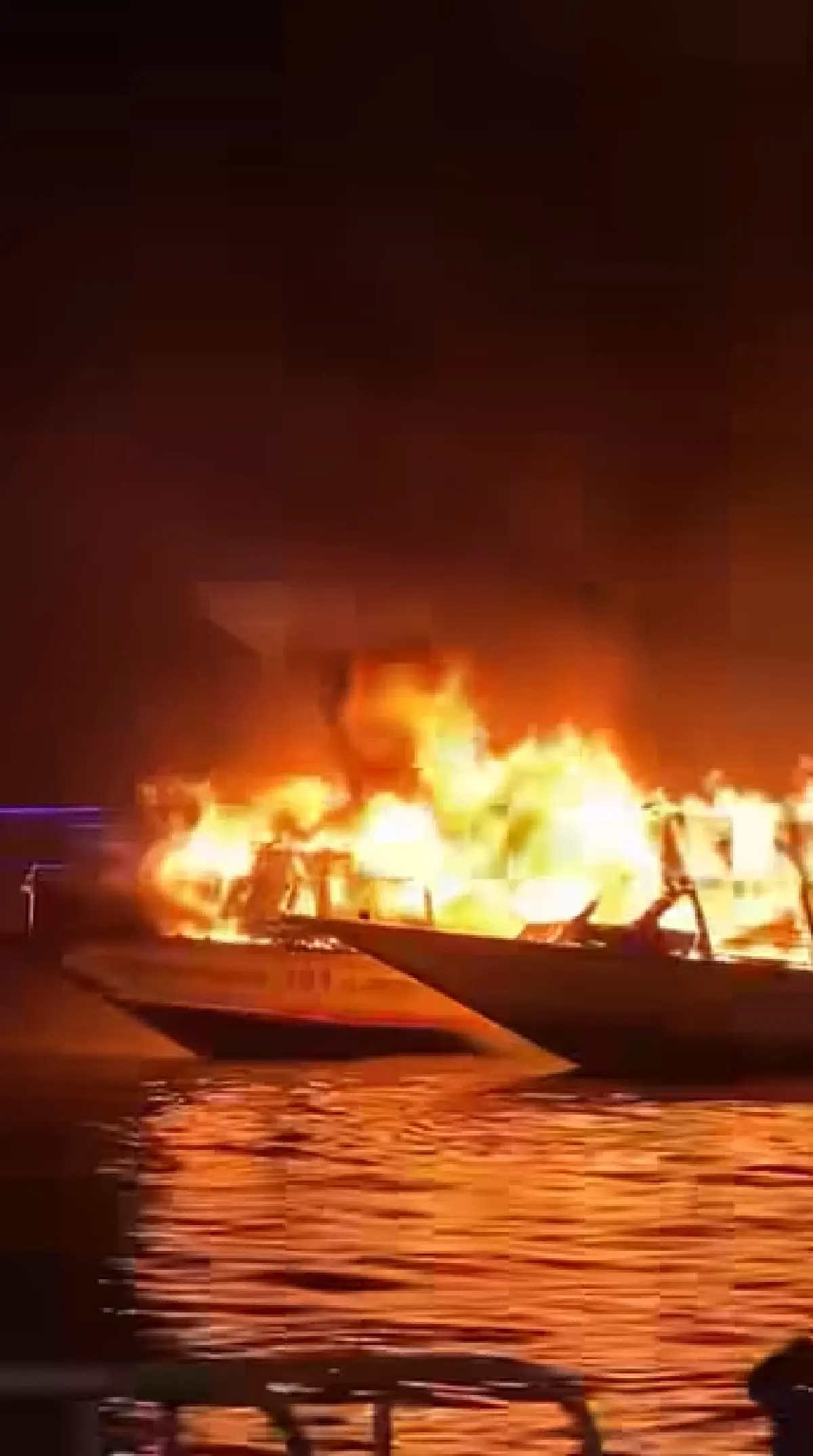 ไฟไหม้เรือโดยสาร ท่าเรือวัดราชสิงขร ลาม 3 ลำ จนท.เร่งดับเพลิง