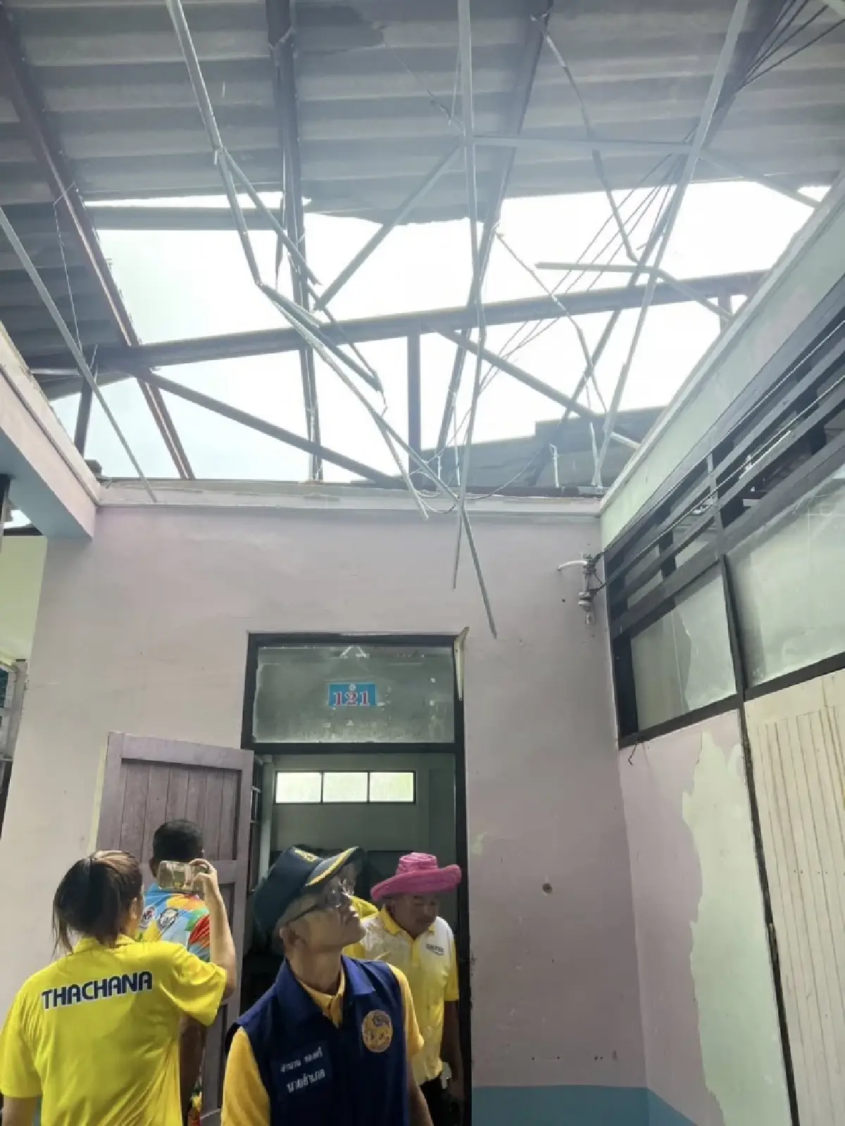 พายุถล่มท่าชนะ กระเบื้องปลิว บ้านพัง โรงเรียนเสียหาย เร่งช่วย