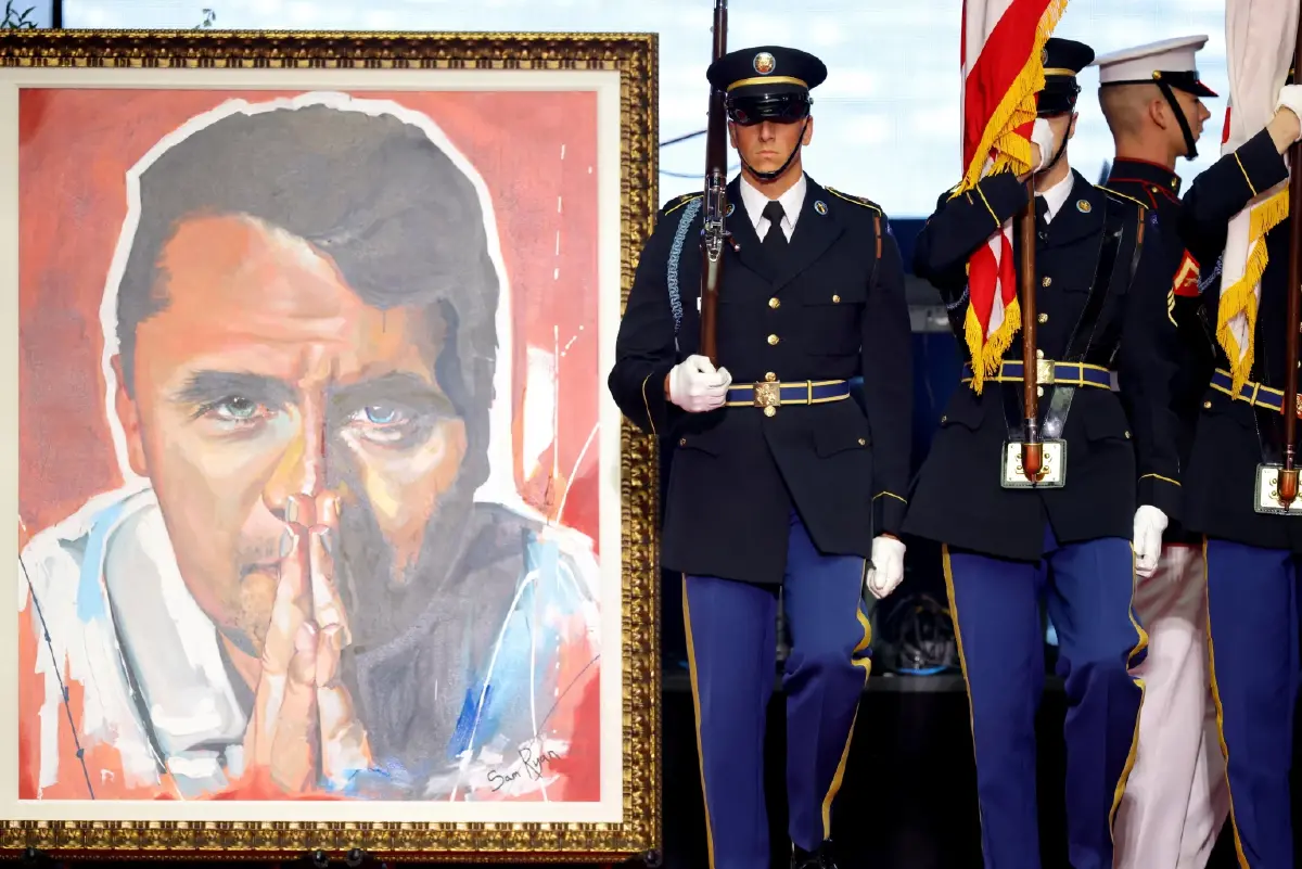 งานรำลึก 'ชาร์ลี เคิร์ก' ยิ่งใหญ่ คนร่วมหลายหมื่น ทรัมป์โทษฝ่ายซ้าย 'หัวรุนแรง'