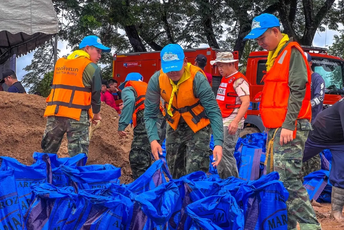 สถานการณ์น้ำท่วมเลย เร่งขนกระสอบทรายต้านแม่น้ำเลย ไหลทะลักท่วม