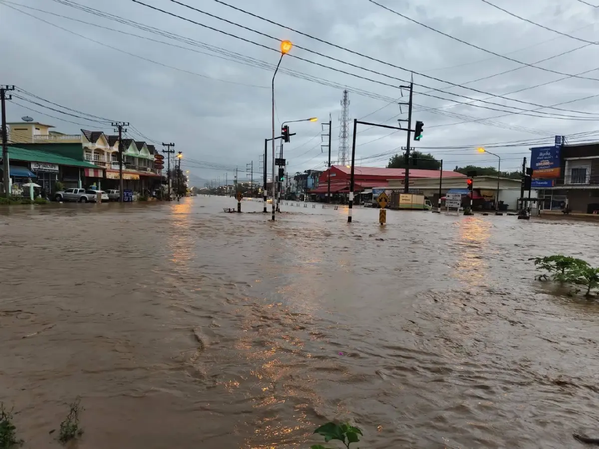 วิกฤติสีแดง ฝนตกหนักอุตรดิตถ์ น้ำไหลล้นสปิลเวย์คลองตรอนแล้ว