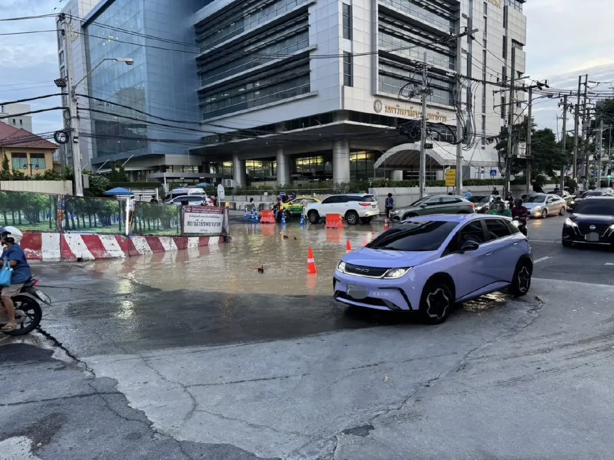 เลี่ยงถนนสามเสน ถนนทรุด ท่อน้ำแตก มีน้ำท่วม ปิดถนน รพ.วชิรพยาบาล