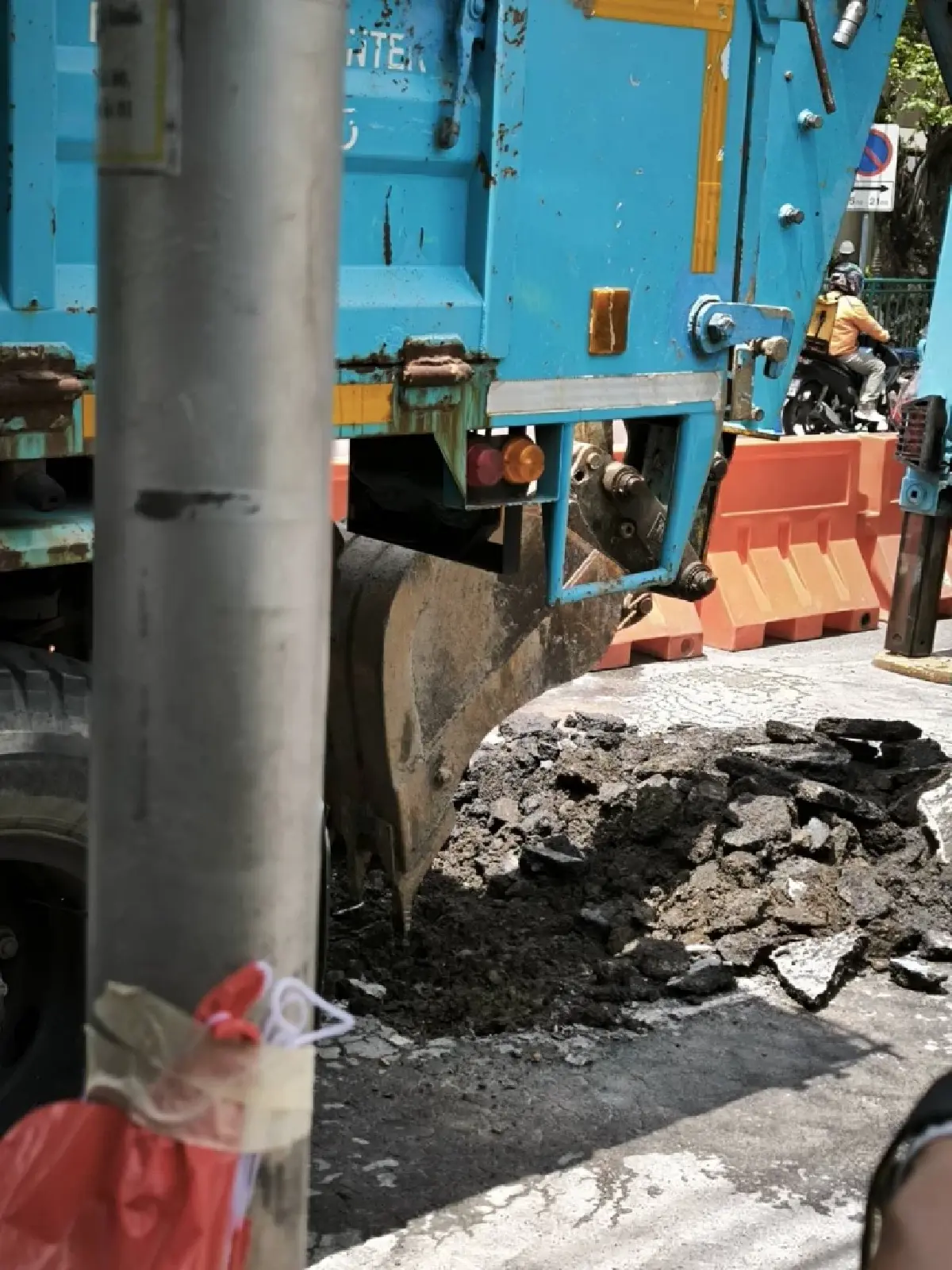 ไม่เกี่ยวหลุมยุบ! รองผู้ว่าฯ กทม. ชี้แจงเหตุน้ำรั่วซึมถนนสามเสน