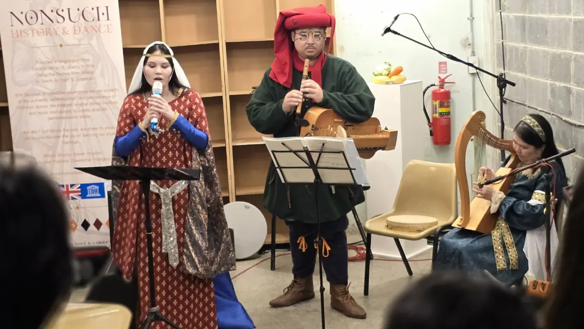 มา ‘เต้นรำ’ กันเถอะ เรียนรู้วิธีการเต้นรำแบบคน ‘ยุคกลาง’