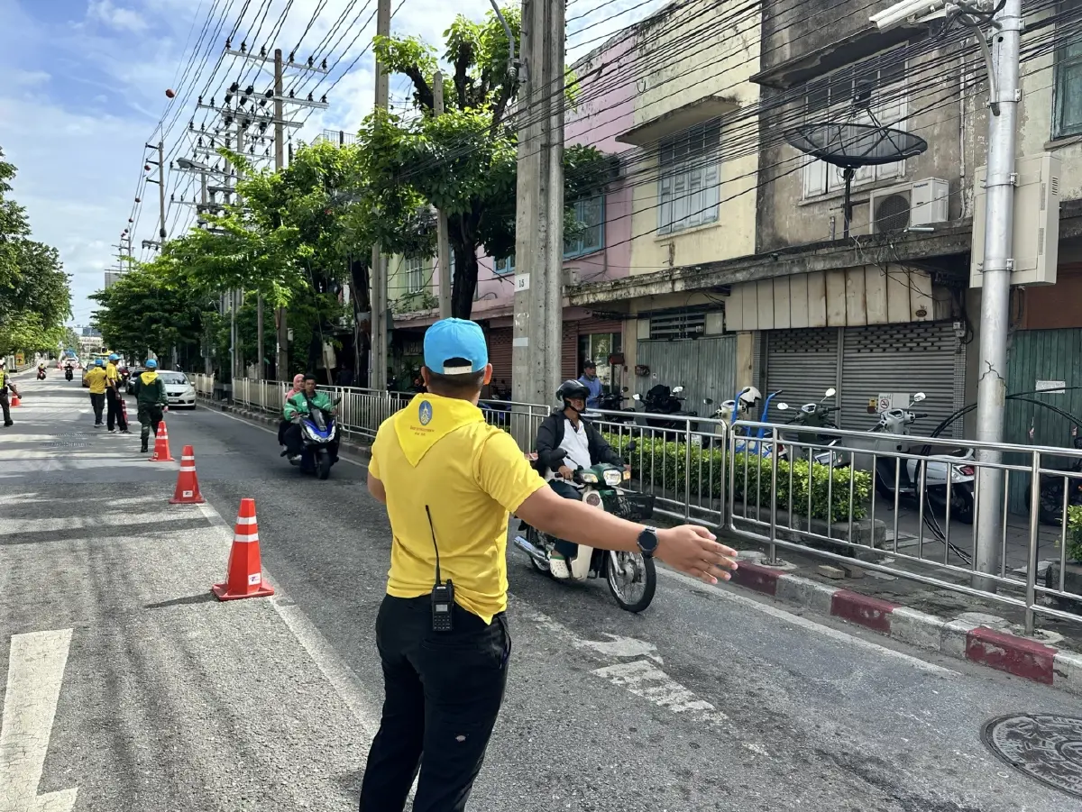 ผบ.ทบ. จัดกำลังพลช่วยประชาชนถนนทรุดหน้า รพ.วชิรพยาบาล