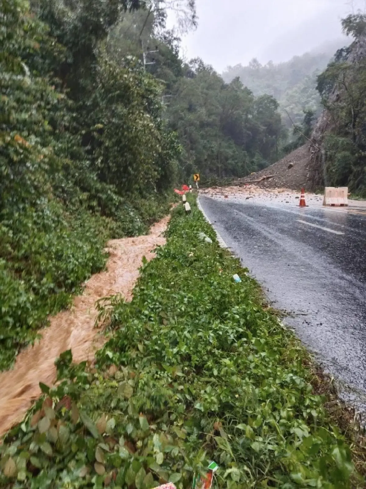 ฝนตกหนัก ดินถล่มปิดถนน หล่มสัก-ชุมแพ เร่งเคลียร์พื้นที่ ไปไม่ได้