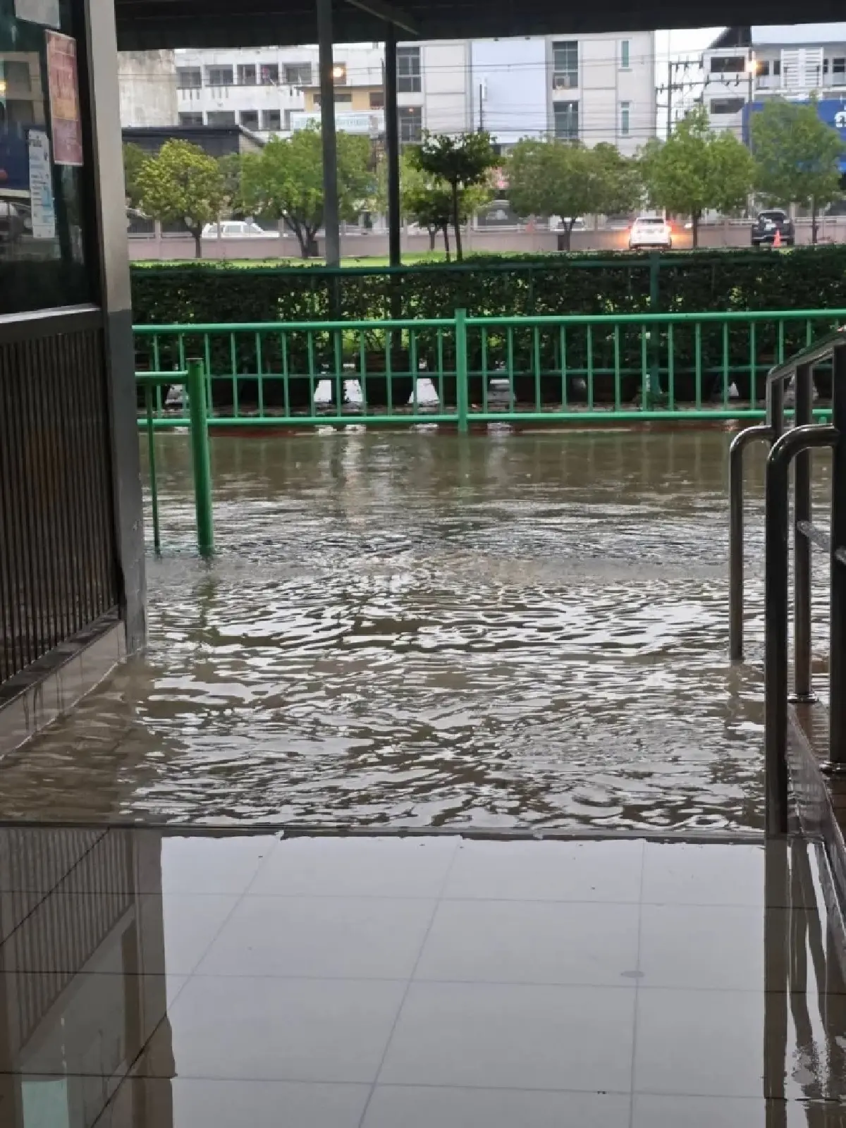 'น้ำท่วมสุพรรณบุรี' โรงเรียนสั่งปิดด่วน ฝนตกหนัก ภาคกลางมีฝนต่อ
