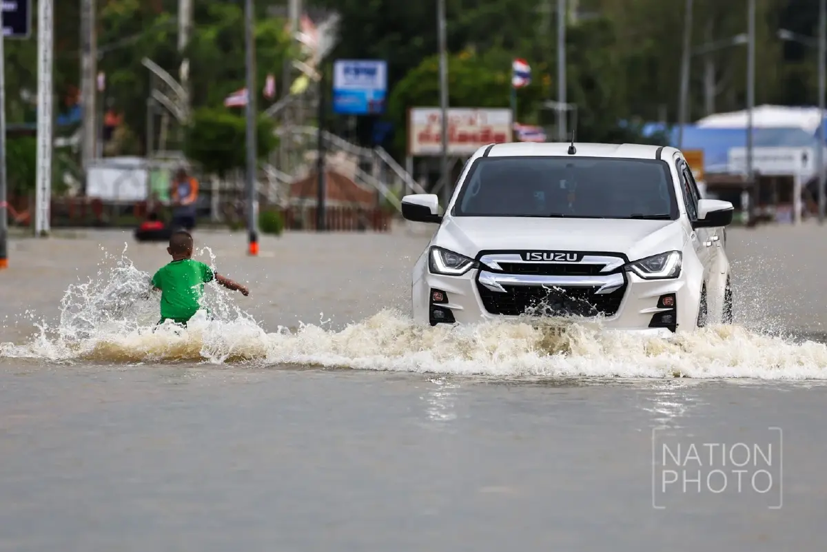 พายุบัวลอย พ่นพิษ ฝนตกหนัก น้ำทะลักท่วมถนน "สังขะ-บัวเชด" จ.สุรินทร์