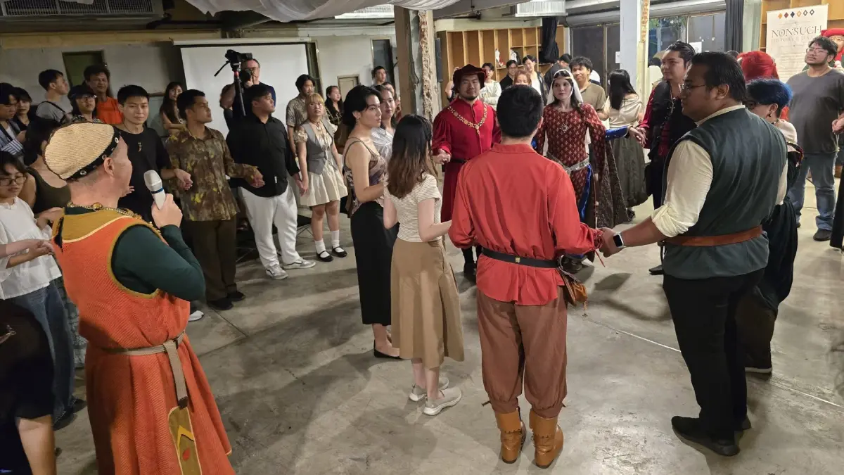 มา ‘เต้นรำ’ กันเถอะ เรียนรู้วิธีการเต้นรำแบบคน ‘ยุคกลาง’