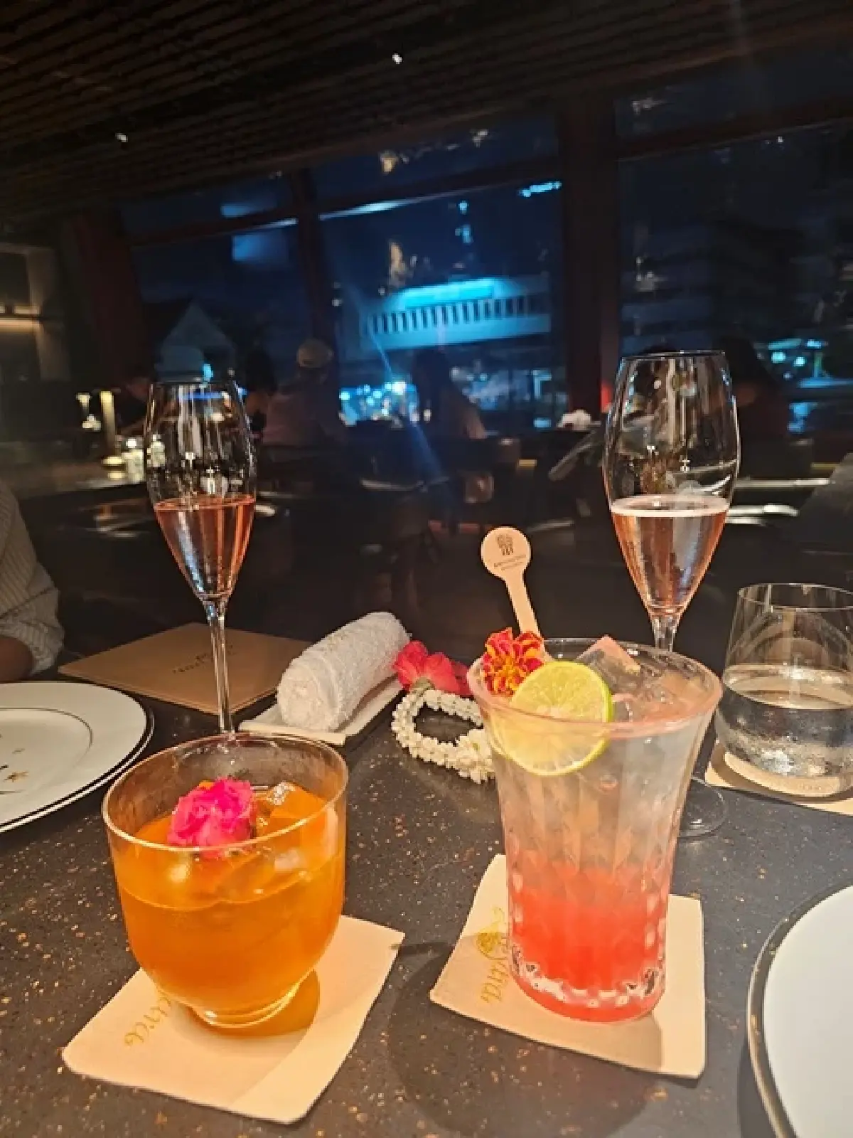 ‘เรืออัปสรา’ ชมสายน้ำเจ้าพระยา ชิม ‘อาหารไทยร่วมสมัย’