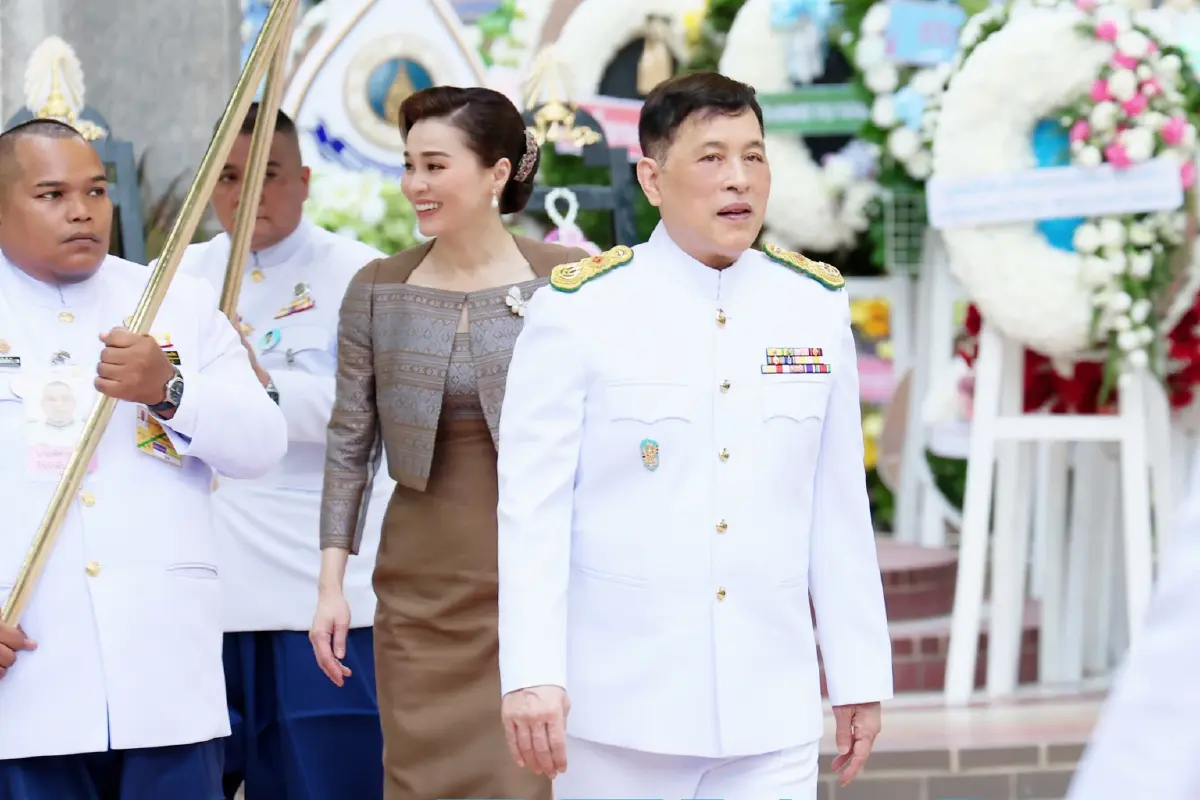 ในหลวง-พระราชินี ทรงวางพวงมาลา ถวายราชสักการะ เนื่องใน วันมหิดล