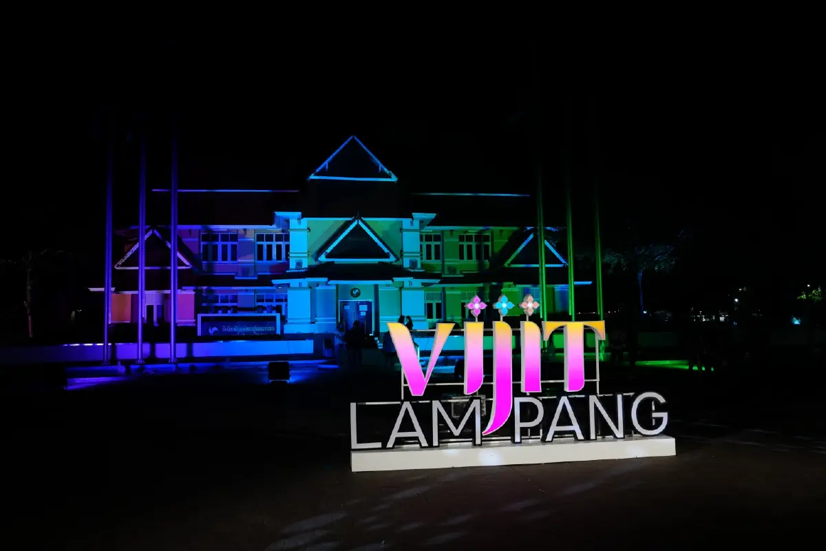 ลำปางสว่างมาก! 'Vijit@ลำปาง' เที่ยวงานไฟในเมืองรถม้า