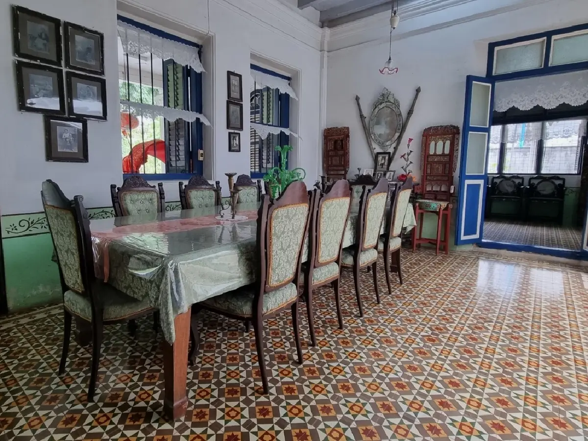 สวมชุด 'บาบ๋าย่าหยา' จิบกาแฟ แลอังมอเหลาที่ ‘บ้านชินประชา’ภูเก็ต