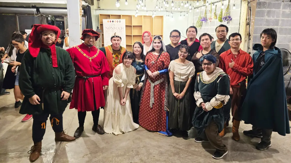 มา ‘เต้นรำ’ กันเถอะ เรียนรู้วิธีการเต้นรำแบบคน ‘ยุคกลาง’