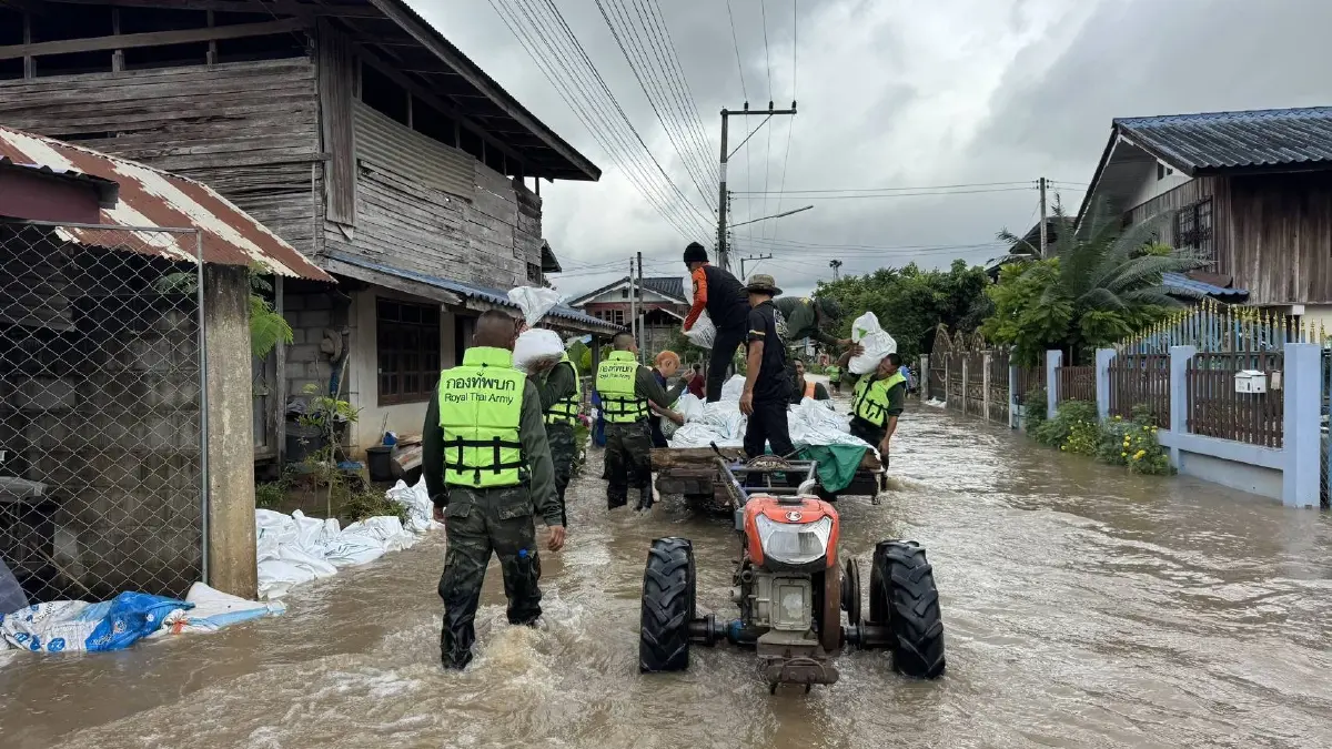 น้ำท่วมขอนแก่น ต.ห้วยม่วง อ่วม! ศบภ.มทบ.23 ส่งกำลังพลช่วยผู้ประสบอุทกภัย