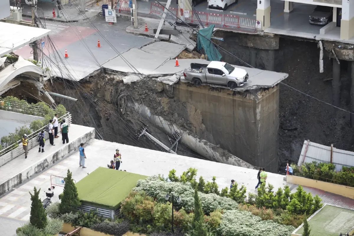 'ชัชชาติ' สั่งมาตรการด่วน 7 ข้อ คุมสถานการณ์ ถ.สามเสน ทรุดตัว