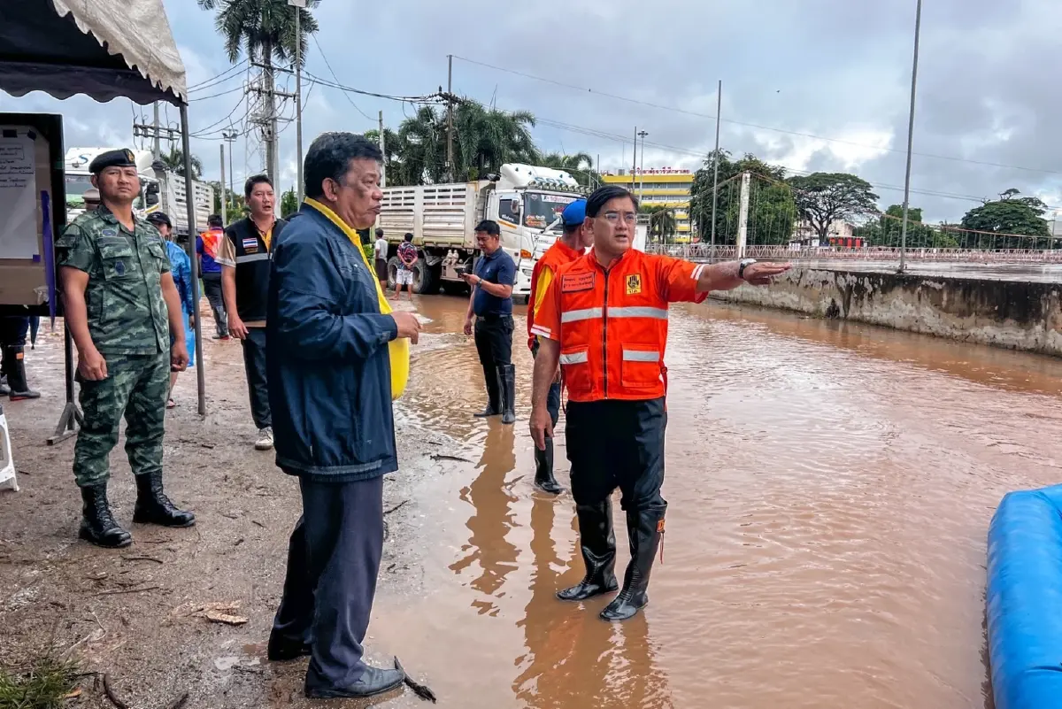 สถานการณ์น้ำท่วมเลย เร่งขนกระสอบทรายต้านแม่น้ำเลย ไหลทะลักท่วม