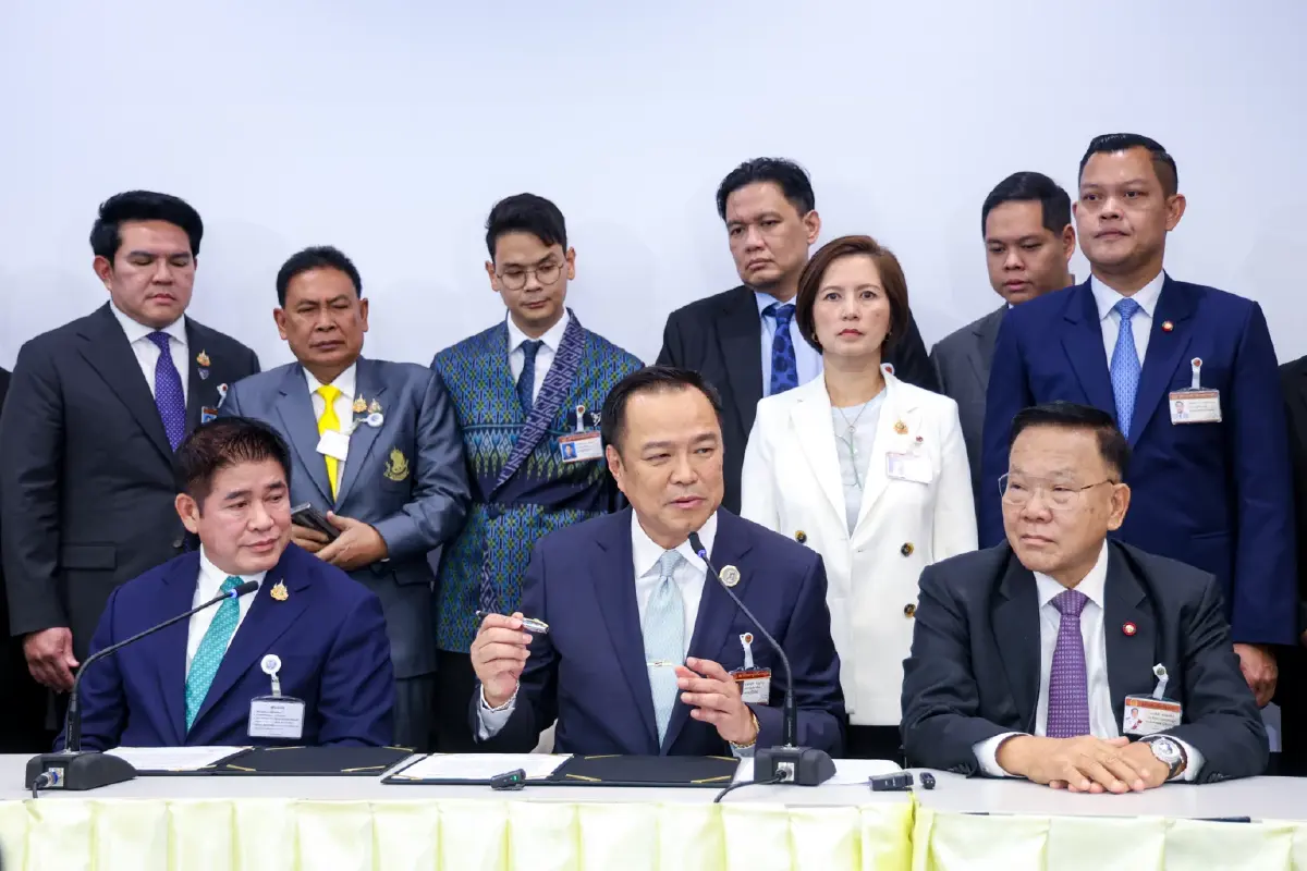 'เพื่อไทย' ยืมมือ ‘ศาลรัฐธรรมนูญ’ ยื้อสภาฯโหวต ‘นายกฯ หนู’