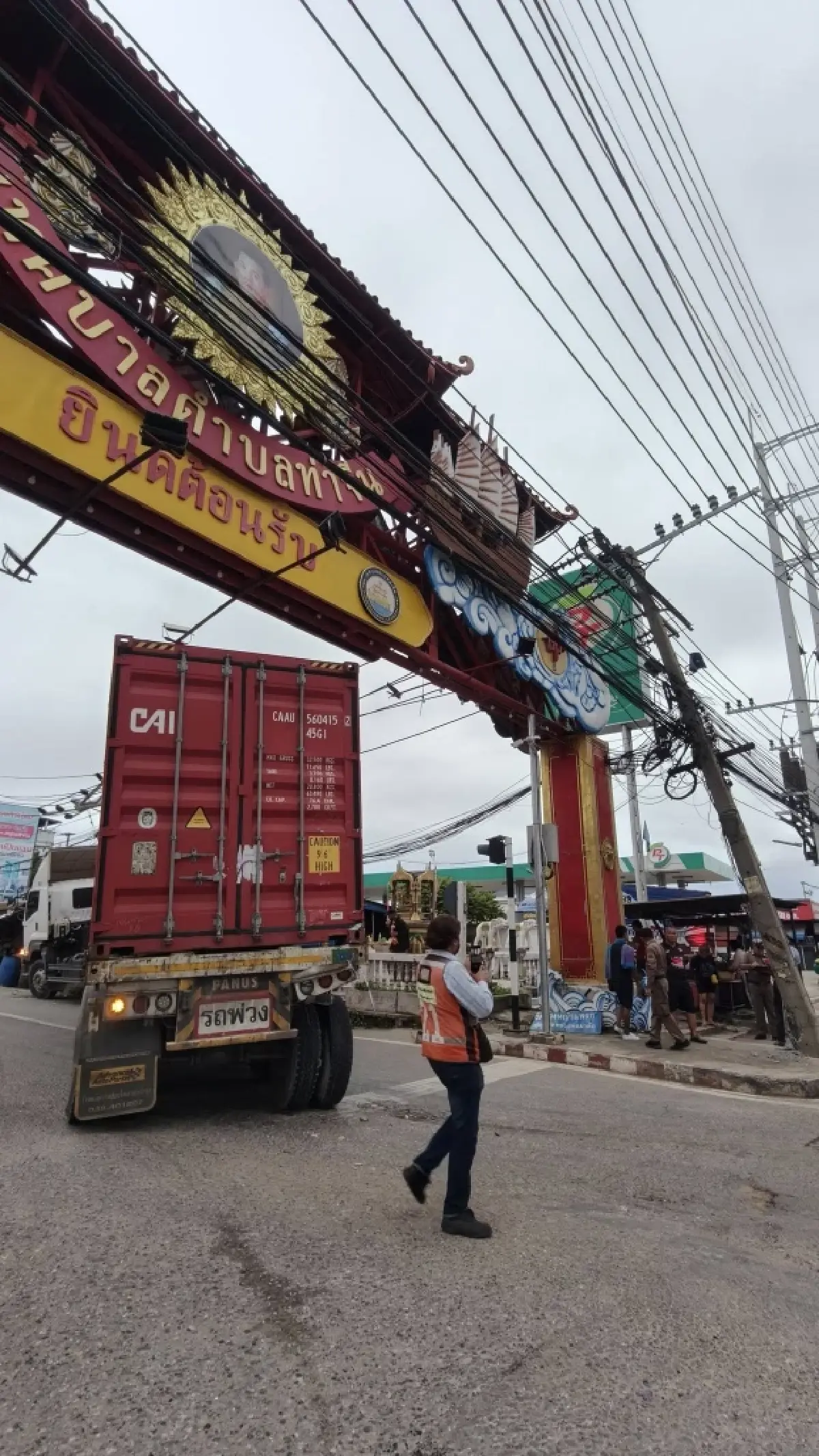 สมุทรสาครวุ่น ไฟดับรถติดถนนพระราม 2 รถเทรลเลอร์ชนเสาไฟฟ้าแรงสูง