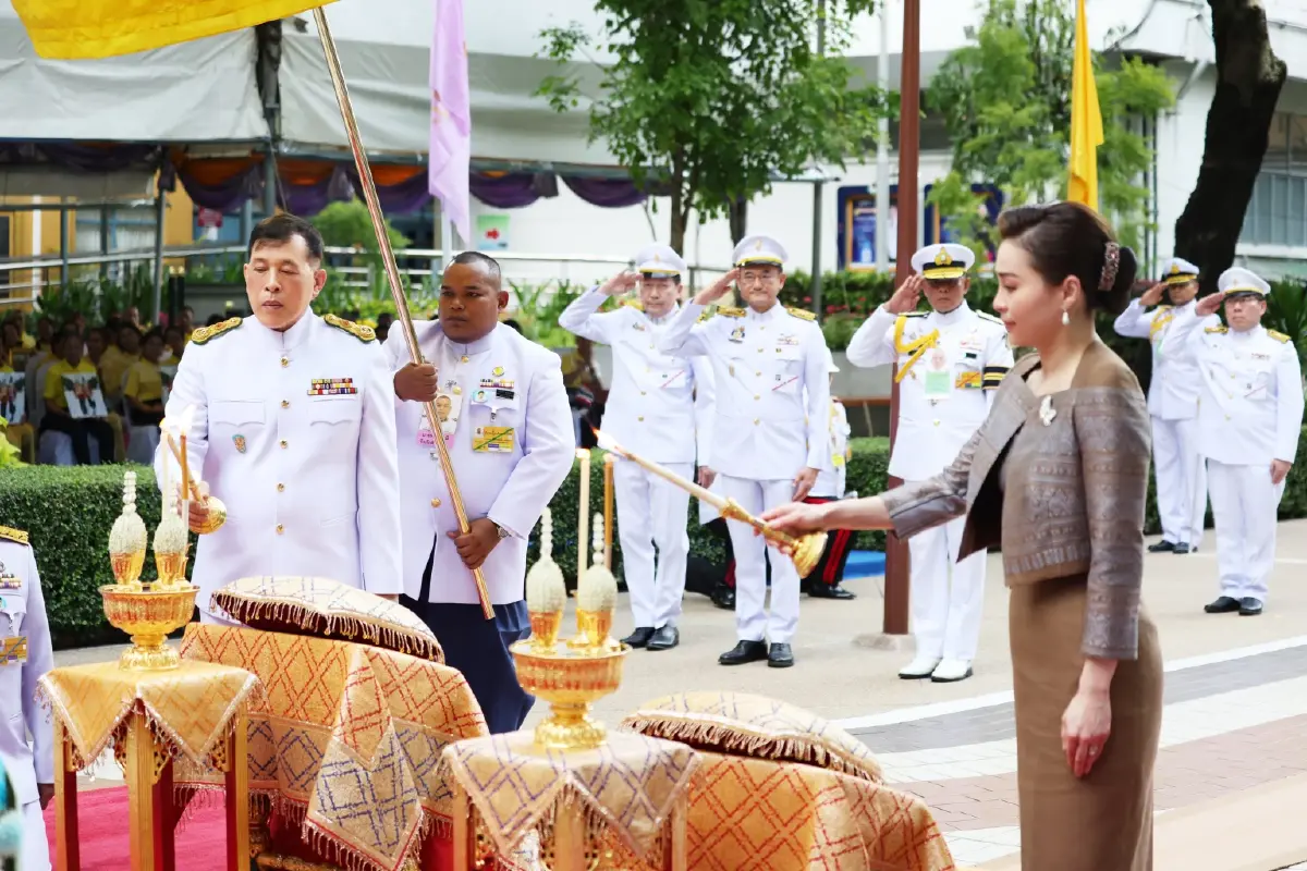 ในหลวง-พระราชินี ทรงวางพวงมาลา ถวายราชสักการะ เนื่องใน วันมหิดล