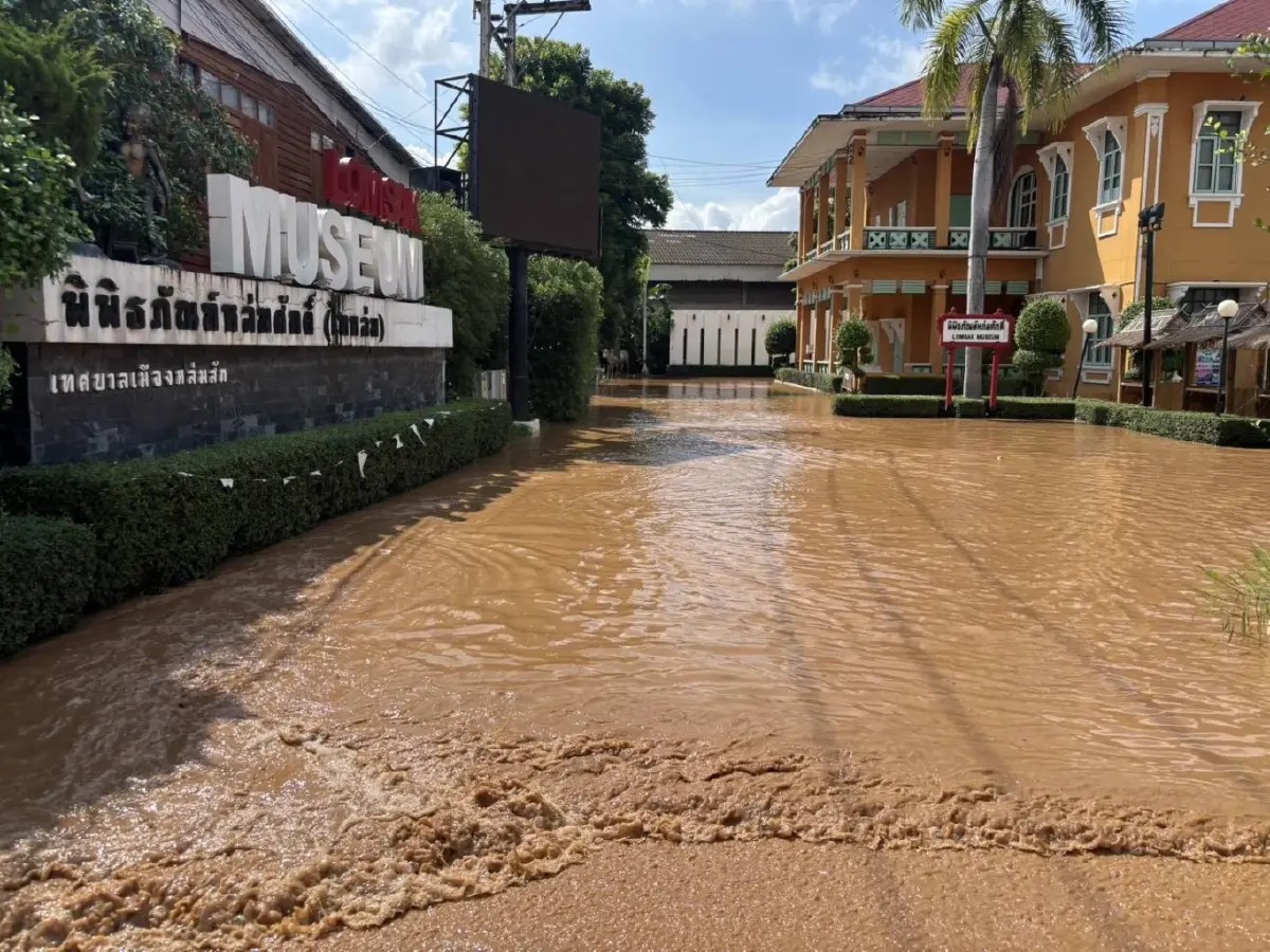 แม่น้ำป่าสักล้นตลิ่ง ไหลท่วมหล่มสัก จ.เพชรบูรณ์ เร่งอพยพชาวบ้าน