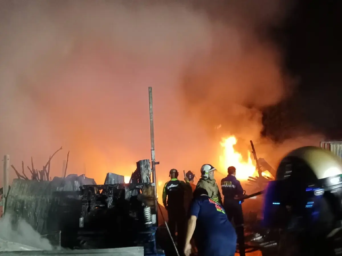 เกิดเหตุไฟไหม้โกดังรีไซเคิล ซอยเอราวัณ 22 ยังไม่ทราบสาเหตุ