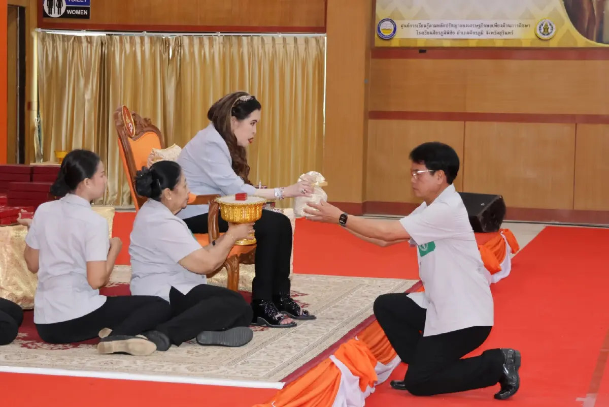 เจ้าฟ้าจุฬาภรณวลัยลักษณ์ ทรงเยี่ยมหน่วยแพทย์ พอ.สว. พระราชทานถุงยังชีพแก่ผู้ประสบภัย