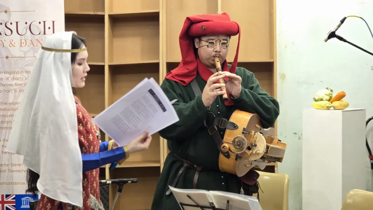 มา ‘เต้นรำ’ กันเถอะ เรียนรู้วิธีการเต้นรำแบบคน ‘ยุคกลาง’