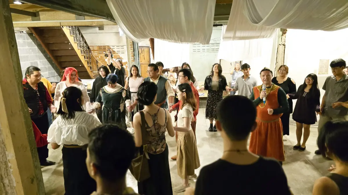 มา ‘เต้นรำ’ กันเถอะ เรียนรู้วิธีการเต้นรำแบบคน ‘ยุคกลาง’