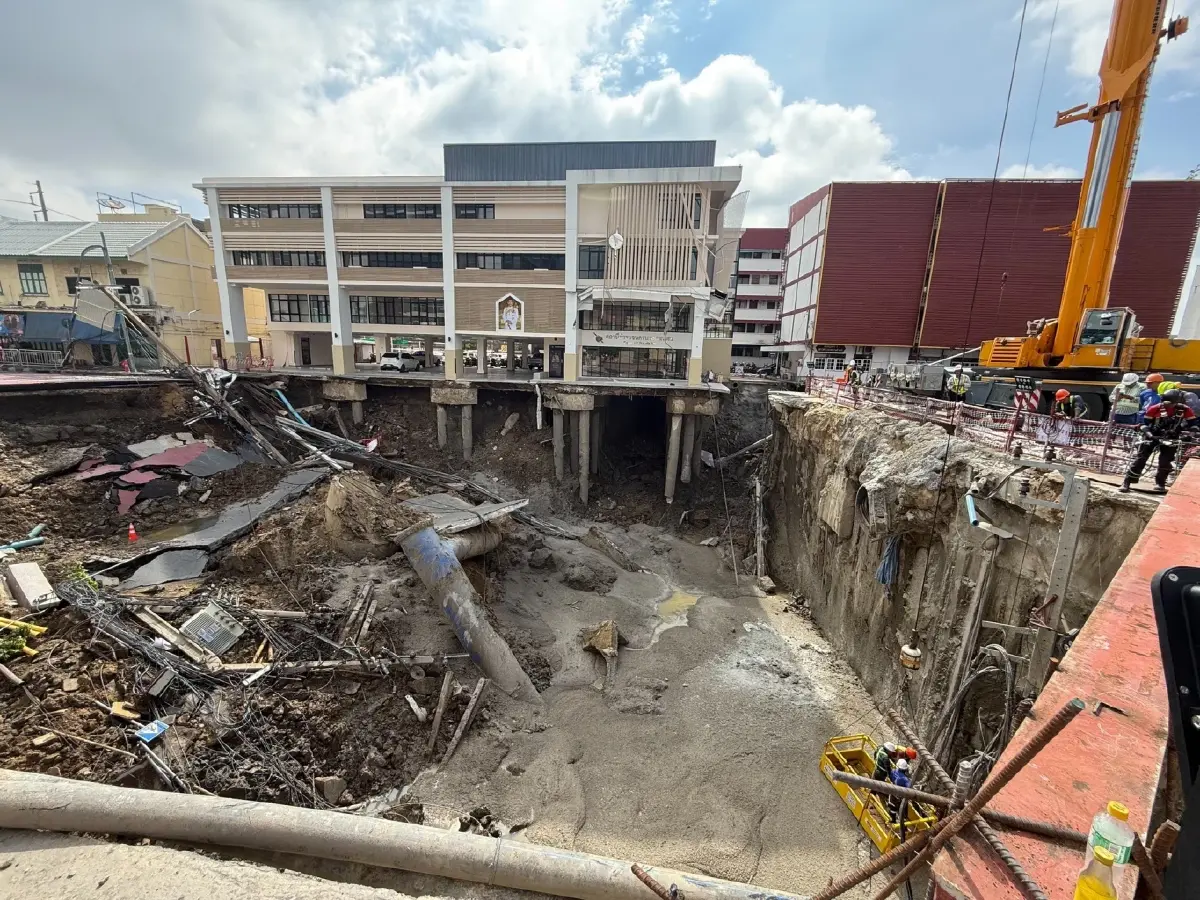 คืบหน้า ถนนสามเสนทรุดตัว เร่งถมปูน 4,000 ลบ.ม. คาดแล้วเสร็จ 8 ต.ค.