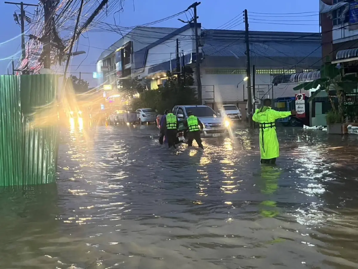 ฝนตกหนัก น้ำท่วมขอนแก่น ศบภ.มทบ.23 จัดกำลังพล พัน.มทบ.23 ช่วยปชช.