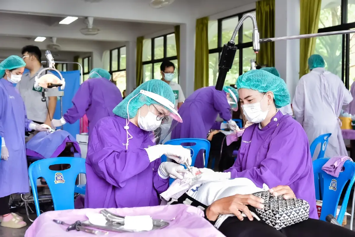 เจ้าฟ้าจุฬาภรณวลัยลักษณ์ ทรงเยี่ยมหน่วยแพทย์ พอ.สว. พระราชทานถุงยังชีพแก่ผู้ประสบภัย