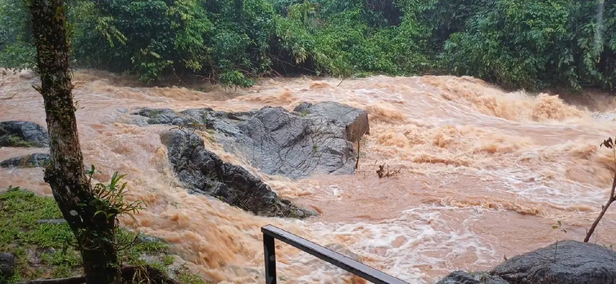 'น้ำตกพลิ้ว' น้ำป่าไหลหลากรุนแรง เฝ้าระวังน้ำท่วม ห้ามลงเล่นน้ำ