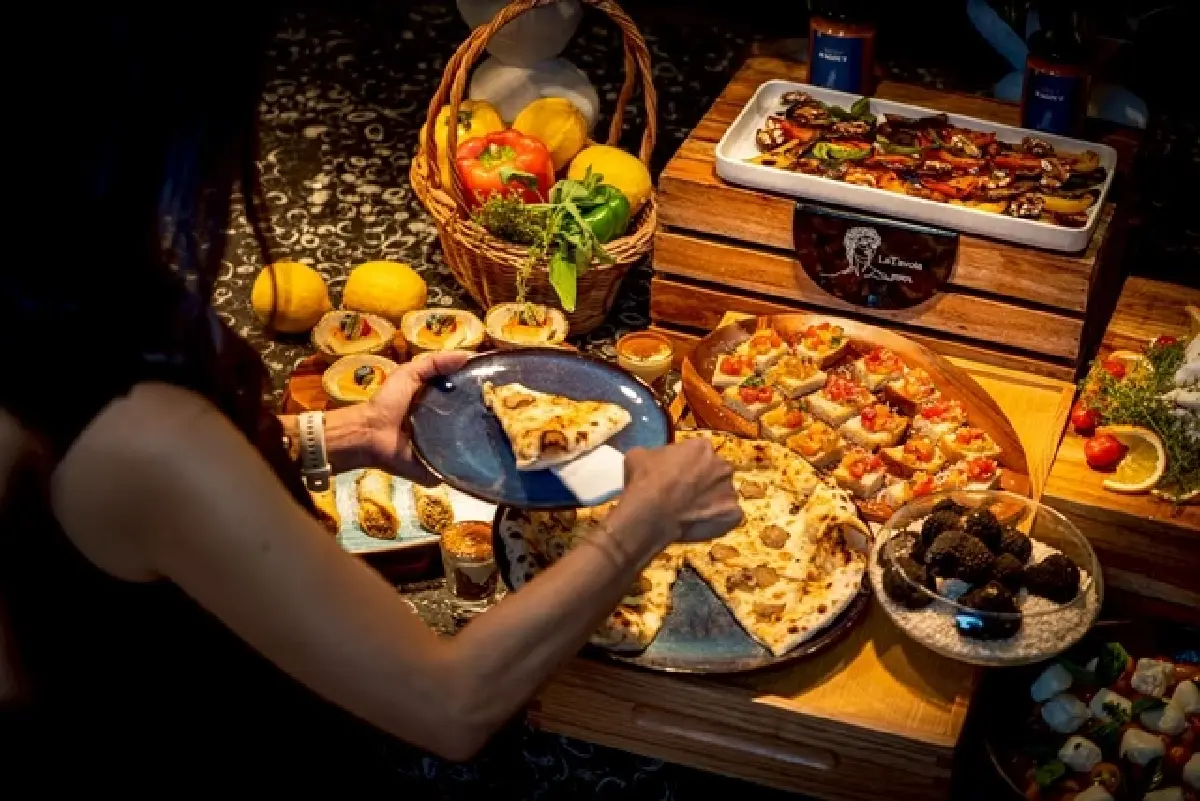 'บุฟเฟ่ต์อาหารอิตาเลียน' ที่ ห้องอาหาร ลา ทาโวลา (La Tavola)