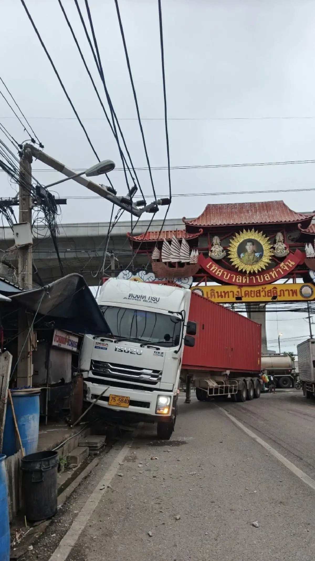 สมุทรสาครวุ่น ไฟดับรถติดถนนพระราม 2 รถเทรลเลอร์ชนเสาไฟฟ้าแรงสูง