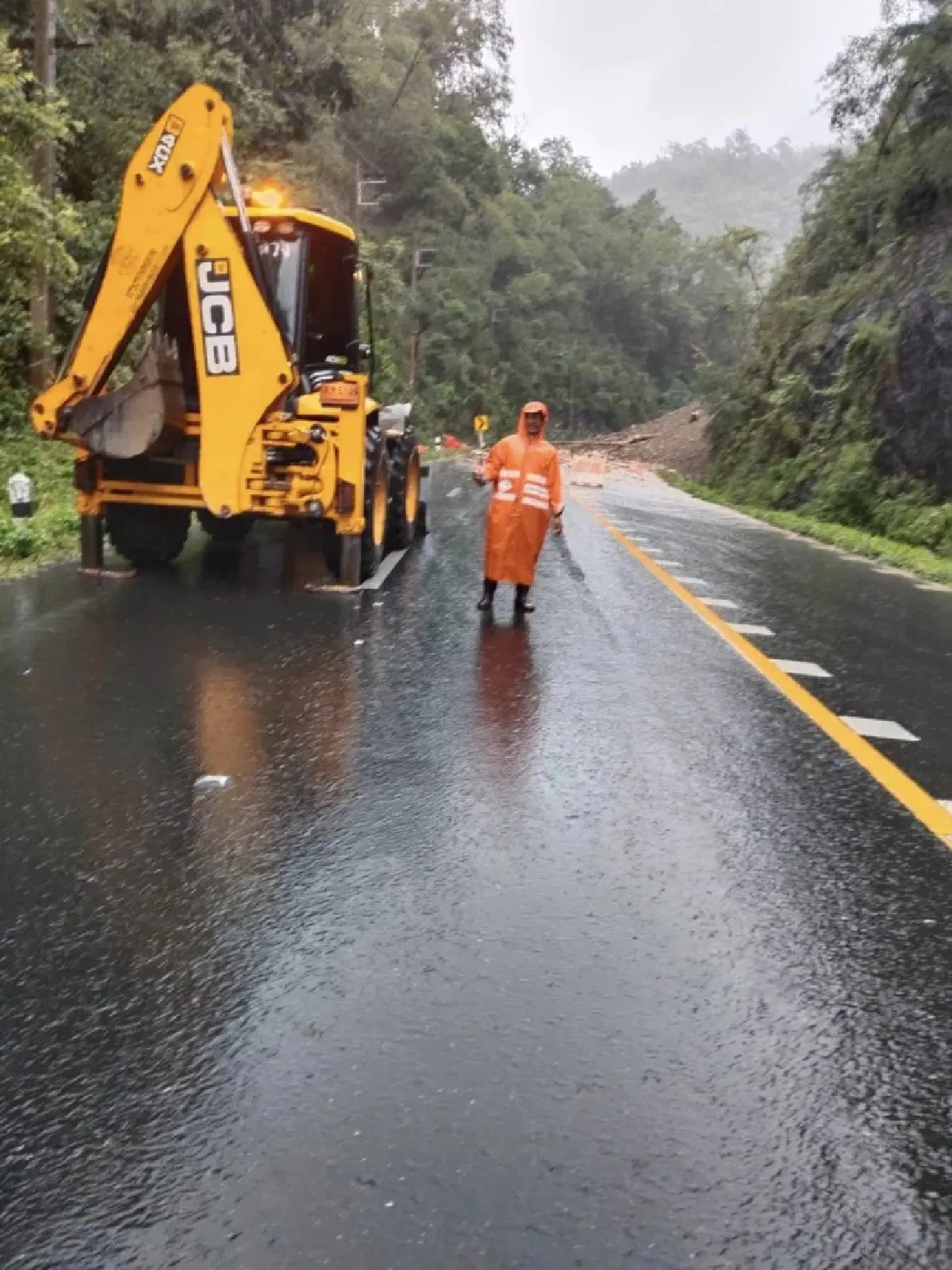 ฝนตกหนัก ดินถล่มปิดถนน หล่มสัก-ชุมแพ เร่งเคลียร์พื้นที่ ไปไม่ได้