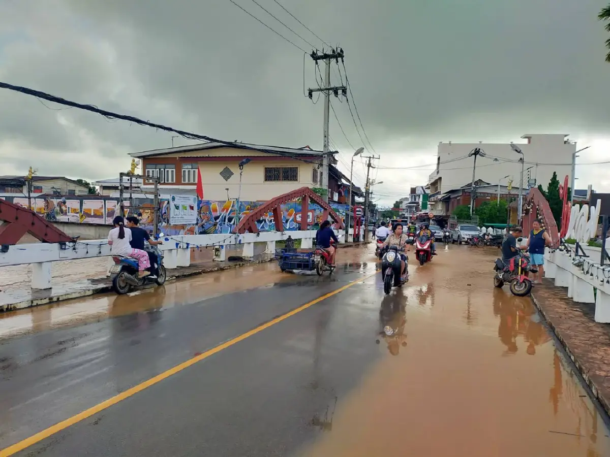 แม่น้ำป่าสักล้นตลิ่ง ไหลท่วมหล่มสัก จ.เพชรบูรณ์ เร่งอพยพชาวบ้าน