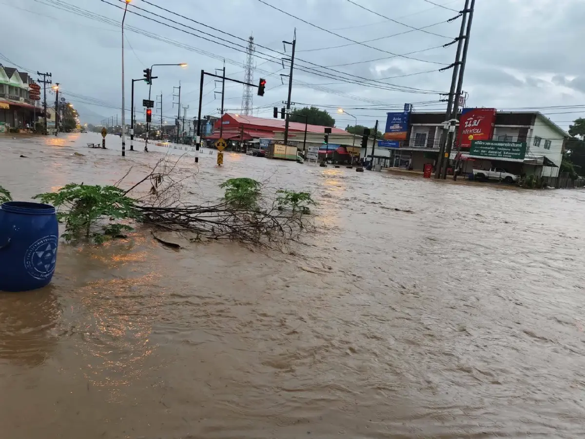 วิกฤติสีแดง ฝนตกหนักอุตรดิตถ์ น้ำไหลล้นสปิลเวย์คลองตรอนแล้ว