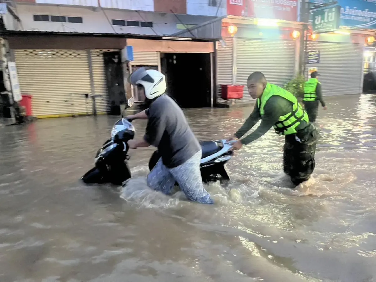 ฝนตกหนัก น้ำท่วมขอนแก่น ศบภ.มทบ.23 จัดกำลังพล พัน.มทบ.23 ช่วยปชช.