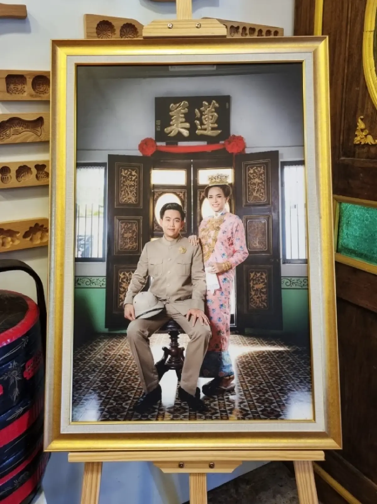 สวมชุด 'บาบ๋าย่าหยา' จิบกาแฟ แลอังมอเหลาที่ ‘บ้านชินประชา’ภูเก็ต