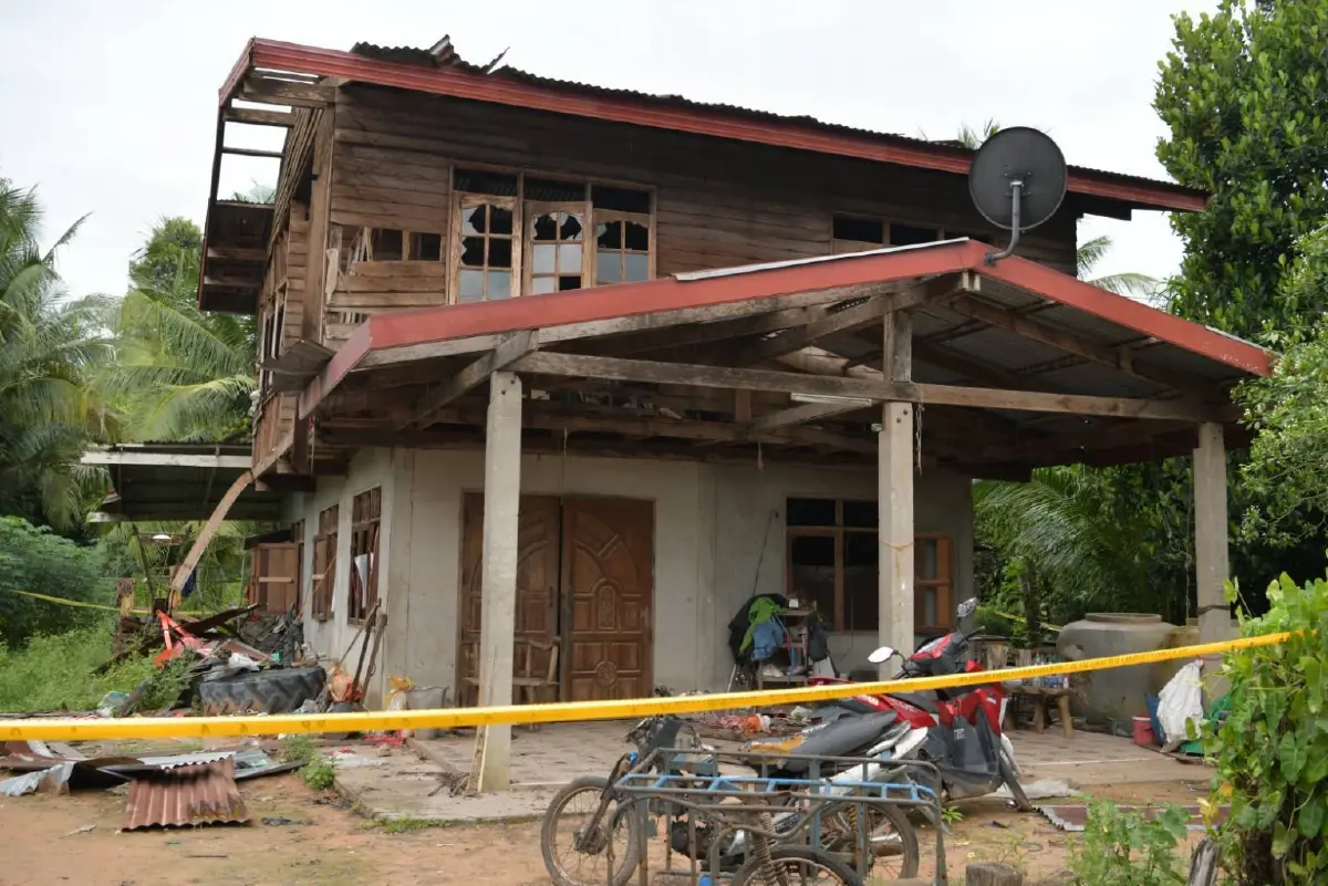 ทบ.พบ สะเก็ดระเบิดชนิดร้ายแรง จากอาวุธวิถีโค้งกัมพูชา ยิงใส่บ้านคนไทย
