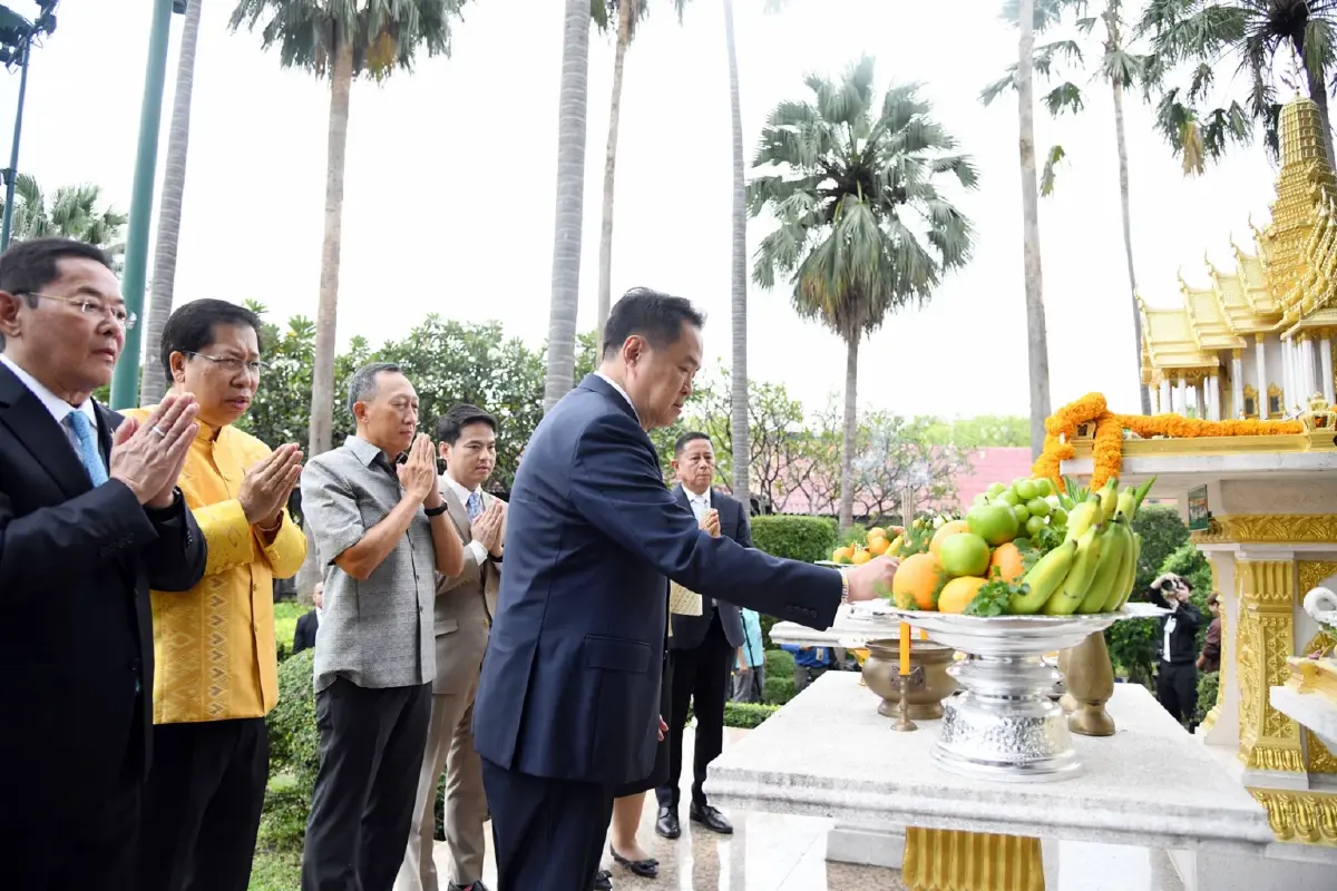 ‘อนุทิน’ ควง รมต. ไหว้สิ่งศักดิ์สิทธิ์ประจำทำเนียบฯ เพื่อความมงคล