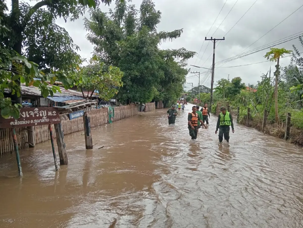 น้ำท่วมขอนแก่น ต.ห้วยม่วง อ่วม! ศบภ.มทบ.23 ส่งกำลังพลช่วยผู้ประสบอุทกภัย