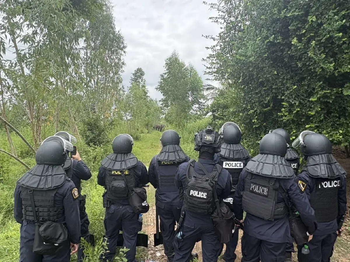 บ้านหนองจานเดือด กัมพูชาลุกฮือถือท่อนไม้ ประจัญหน้า ชุดควบคุมฝูงชนไทย